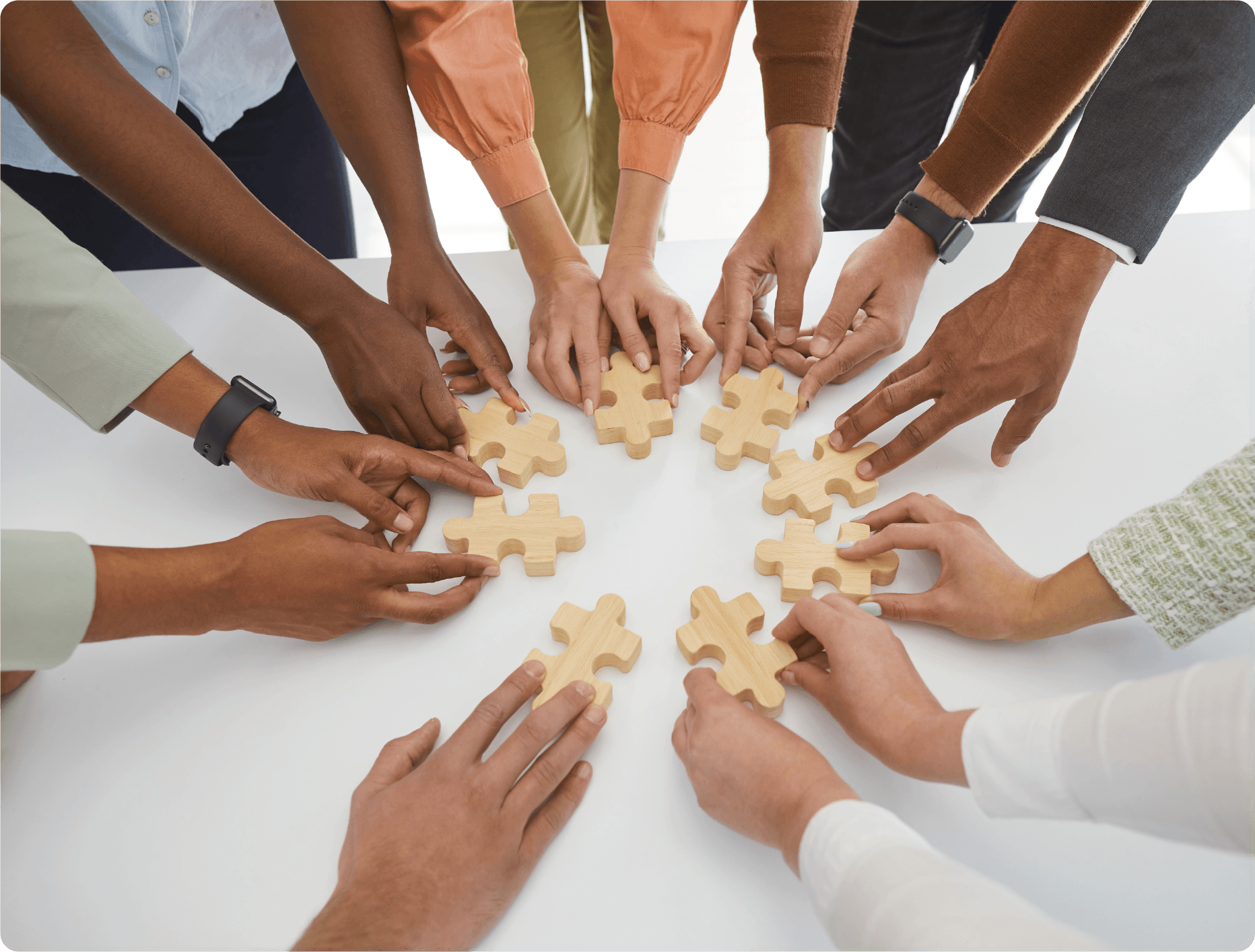 様々なひとの手が写っているイメージ画像